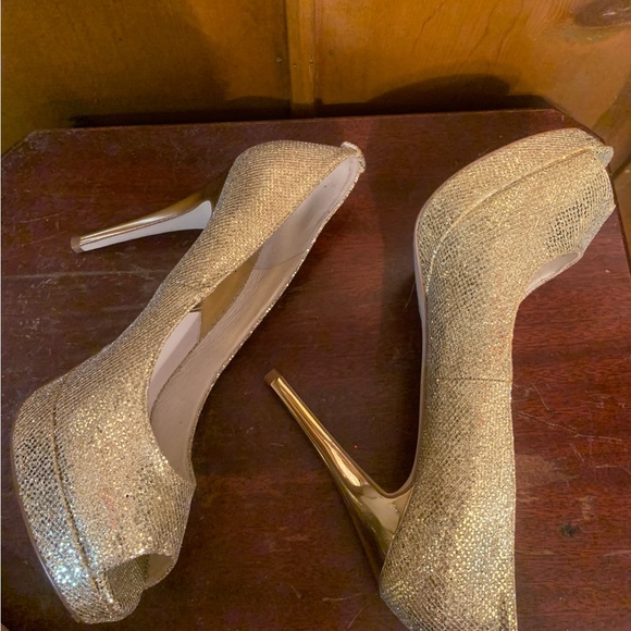 Kept in original box, classy, Michael Kors beautiful high heels. GREAT condition - Picture 7 of 14